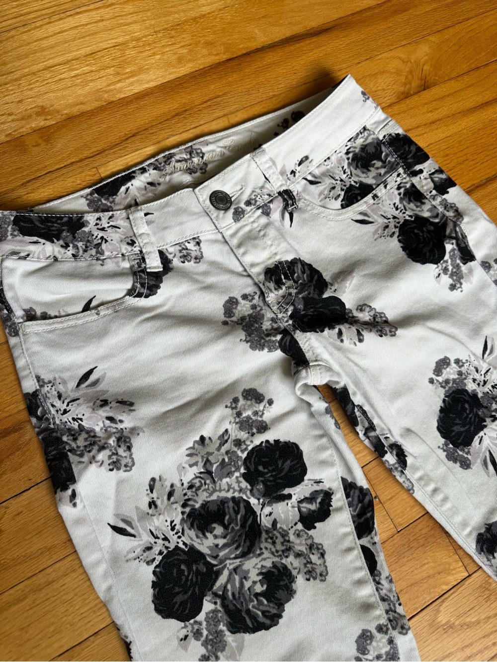 American Eagle Women's White Floral Print Jeggings